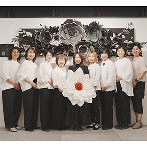 「スーパーフラワー協会」では、女性の就労支援と社会的な活躍の場を増やしていく取り組みを、お花作りを通して行っています。
