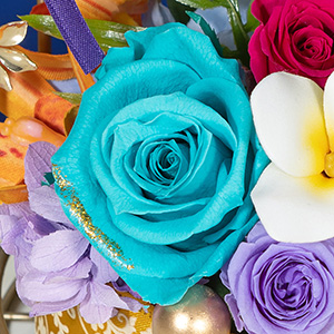 ターコイズブルーのバラにはキラキラのゴールドのラメを施しています。