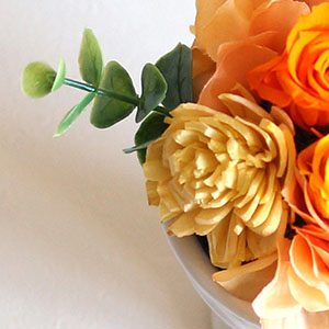 ソーラーローズは、タイ原産の「ソラの木」の皮を使用して作り上げた手作りのお花です。