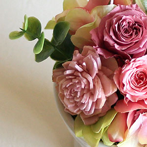 ソーラーローズは、タイ原産の「ソラの木」の皮を使用して作り上げた手作りのお花です。