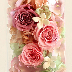 お花を敷き詰めたプレートを、ガラスドームの中に閉じ込めました。