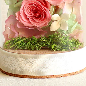 コルクの周りに、オシャレなグログランリボンを巻いています。