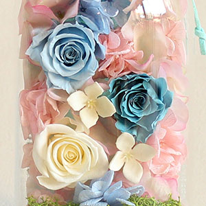 お花を敷き詰めたプレートを、ガラスドームの中に閉じ込めました。