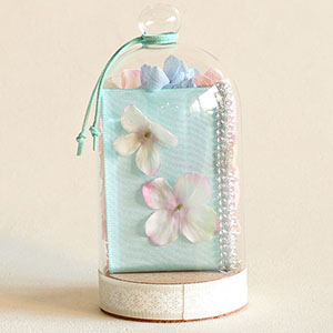 背面から見た様子です。リボンとアートフラワーのアジサイをあしらいました。