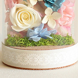 コルクの周りに、オシャレなグログランリボンを巻いています。