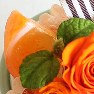 お花の色味に合わせてアクセントにフェイクオレンジをチョイスしました。