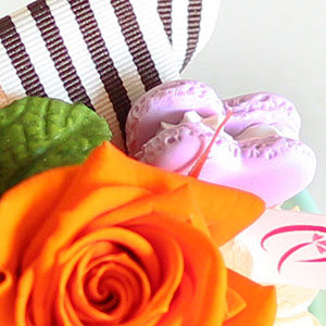 ディテールにこだわったマカロンをトッピングしました。