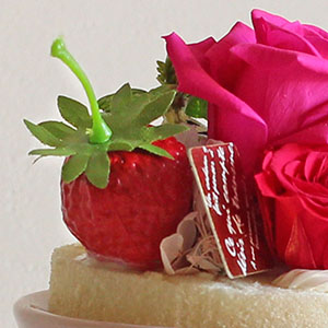 お花の色味に合わせてアクセントはフェイクフルーツのイチゴをチョイスしました。