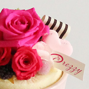 ディテールにこだわったマカロンをトッピングしました。