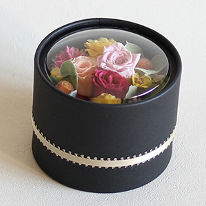 側面にも花色に合わせたリボンでアクセントをつけています。