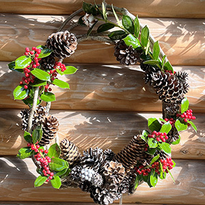 枝を切って、木の実のリースに合わせるだけでクリスマスムードたっぷりになります。