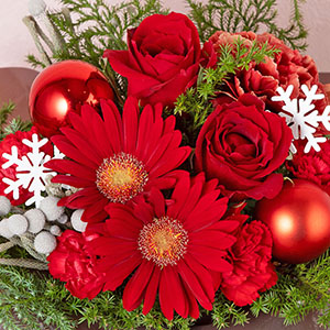 クリスマスのトラディショナルカラーでまとめました。赤いバラやガーベラがヒムロ杉の緑によく映えます。