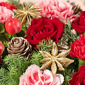 ゴールドのスターアニスを添えて、クリスマスらしく華やかに仕上げました。