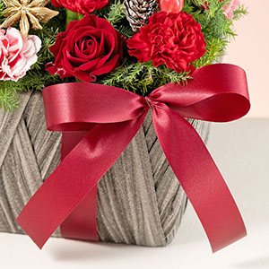 リボンをあしらい、贈り物らしい華やかさを添えました。