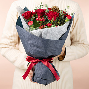 大人の女性が持った場合の大きさのイメージです。