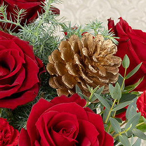 ゴールドのマツカサがアクセントになっています。