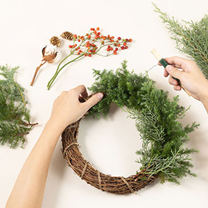 さまざまな花素材の魅力を楽しみながら、オリジナルのクリスマスリース作りをお楽しみください。