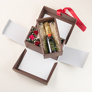 リボンをほどくと、1段目にはスパークリングワイン「モエ・エ・シャンドン モエ アンぺリアル(ハーフボトル)」、2段目には華やかなアレンジが入っています。