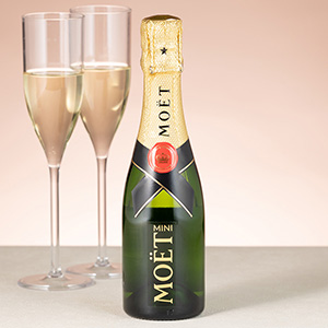 1743年の創業以来、セレブレーションや人生の忘れられない瞬間に寄り添い、人々を魅了してきました。※ワイングラスはセットに含まれません。