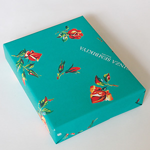 お菓子は、ギフトにふさわしい千疋屋のバラの包装紙で包まれています。