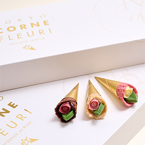 コーンの中には可憐な薔薇のつぼみとリーフが入っていて、まるで小さな花束のようなショコラスイーツです。