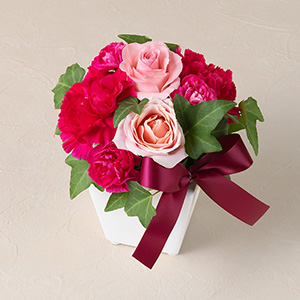 一緒にお届けするアレンジメントです。人気のピンクのグラデーションでまとめました。