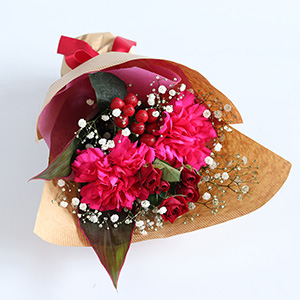 カーネーションやバラを使った花束です。