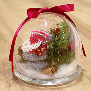 背面の様子です。サンタの後ろに、シナモンと木の実をあしらいました。