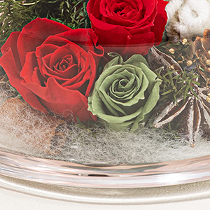 足元は、雪に見立てた羊毛フェルトで覆っています。