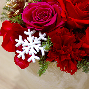 木製のスノーフレーク。深紅の花々と相性ぴったりです。