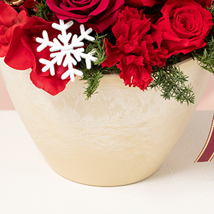 お花に向かって広がる、上品な器です。