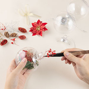 さまざまな花素材の魅力を楽しみながら、オリジナルのクリスマスオーナメント作りをお楽しみください。