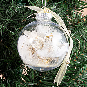 鳥の羽のようなホワイトコキールがはいったデザインです。(参考画像)