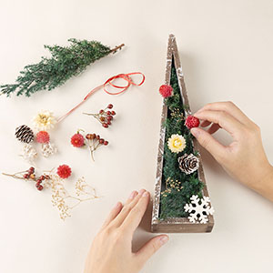 さまざまな花素材の魅力を楽しみながら、オリジナルのクリスマスツリー作りをお楽しみください。。