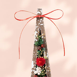 トップには赤いリボンが付けられます。