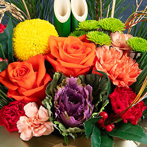 華やかな花々が黄色の器に映えます。