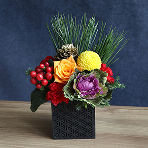 一緒にお届けするアレンジメントです。お正月にふさわしい高級感のある仕立てです。