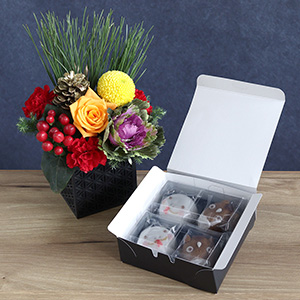 干支まんじゅう4個入りとお正月らしいアレンジメントが一緒に届きます。