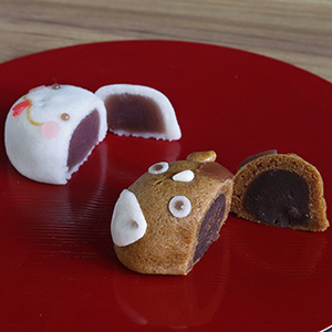 巳はこしあん、馬はチョコあんが包まれています。一口食べると、ほんのりとした優しい味わいが広がります。