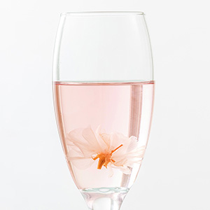 ボトルの中には桜が3輪入っています。(桜をグラスに入れる場合には、箸などで取り出してください)