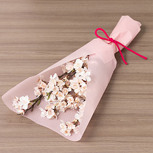 お届けの啓翁桜の花束のイメージです。
