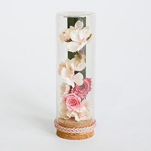 一緒にお届けするプリザーブドフラワーです。桜をイメージしています。