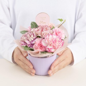 大人の女性が持った場合の大きさイメージです。