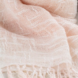 ボタニカルオーガニックと節糸格子マフラー、このマフラーは、3種の糸をミックスさせて「杢糸」にして、たて糸、よこ糸に織りあげています。<br>1種類目の糸は、綿素材の「スラブ糸」。糸が太くなったり細くなったり、と一定でない糸です。<br>2種類目の糸は、「杢調リネン」。マフラーに少しのハリ感と、きらめきを描いています。<br>3種類目の糸は、「ボタニカルオーガニック」。花から抽出した染料で、優しい色合いに染めた糸です。<br>それぞれ特徴の異なる個性的な糸をミックスさせることで、色合いに深みをだし、なじみやすい質感に仕上げています。