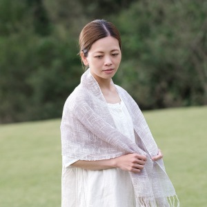 身にまとった様子。パステル調の色合いが、顔周りを明るくさせてくれます。<br>透け感のある軽やかさ、そしてほんの少しのハリ感が、春夏に心地よく身にまとうことができます。