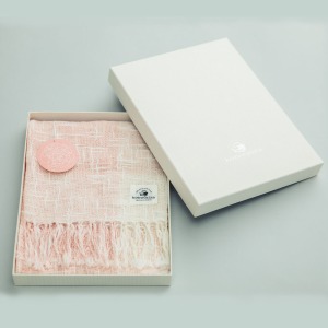 高級感のある白い貼り箱入でお届けします。