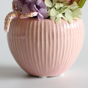 ぷっくりとしたカーブが愛らしい陶器製花器を使いました。