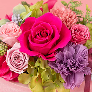 バラの前後に素材の異なるカーネーションが咲いています。