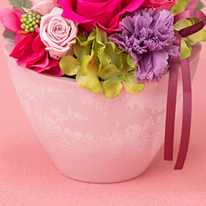 樹脂素材特有の濃淡が、花器表面に天然石のような質感を演出しています。