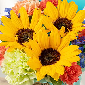 主役のひまわりが、見ているだけで心まで明るくしてくれるアレンジメントです。